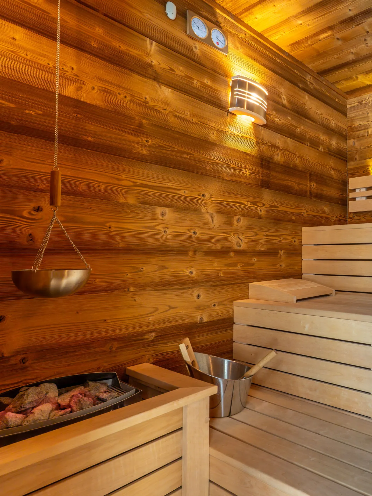 Saună clasica din lemn cu iluminare ambientală